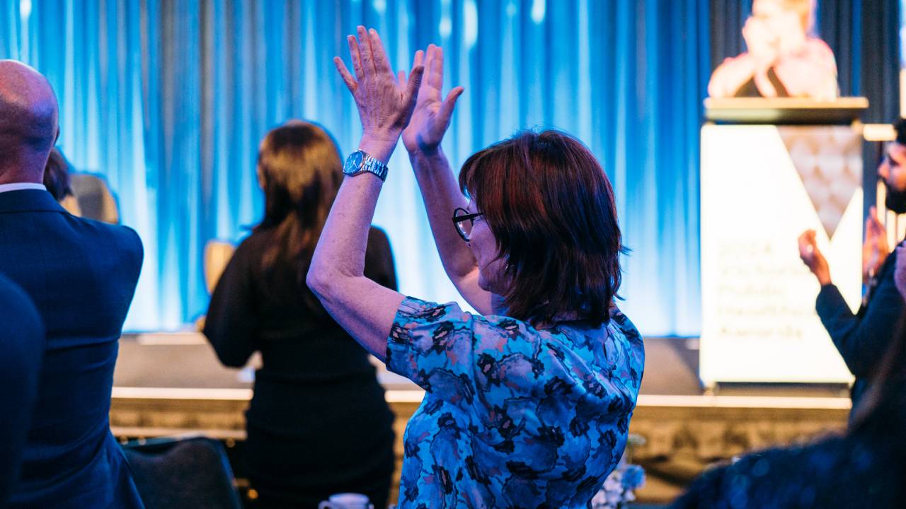 Crowd applauses an award winner